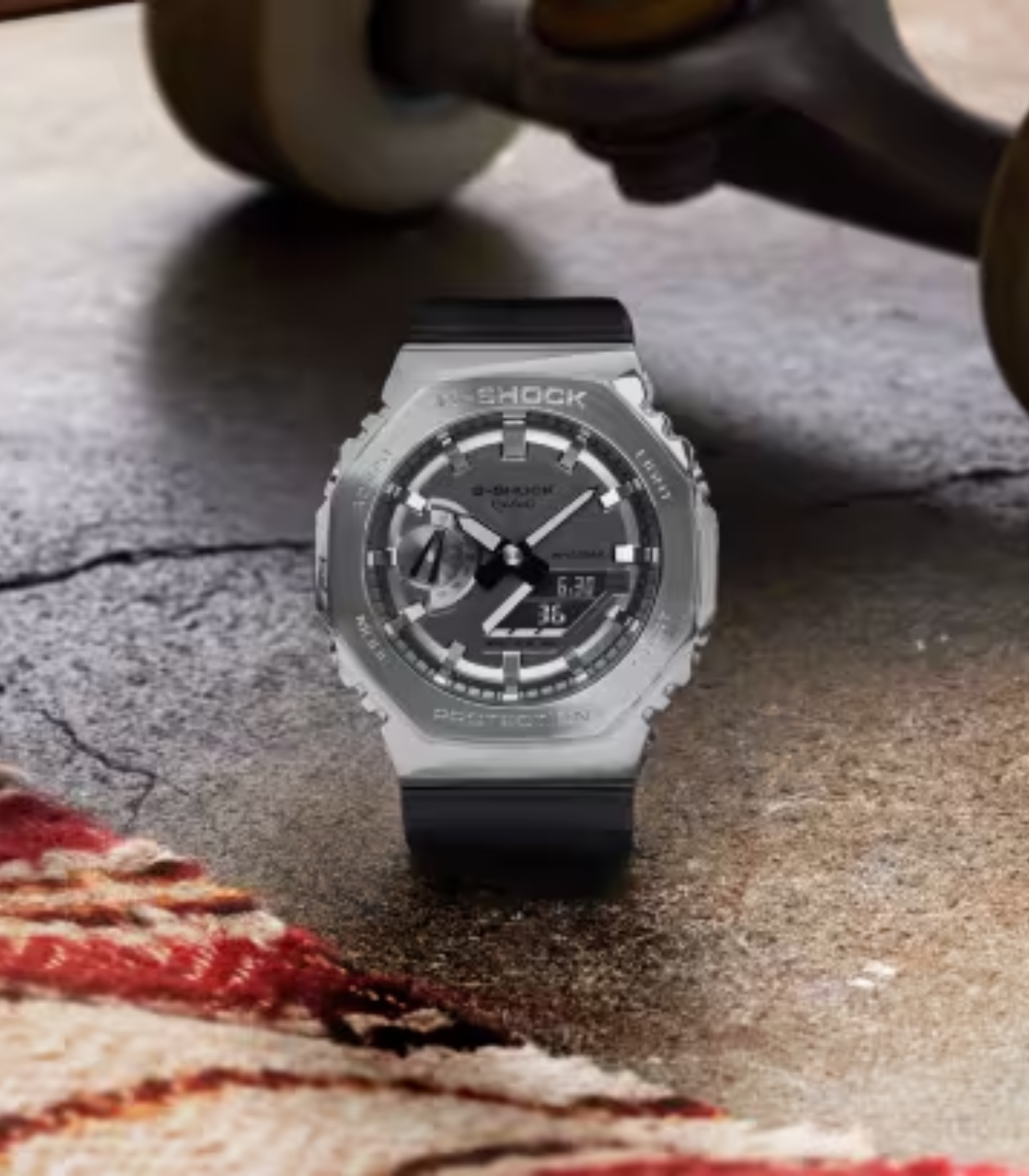 Montre Homme Casio G-Shock - GM-2100-1ADR - Bracelet en résine noir - Cadran argent - Affichage Analogique - Numérique - Résistant à l'eau – Image 2