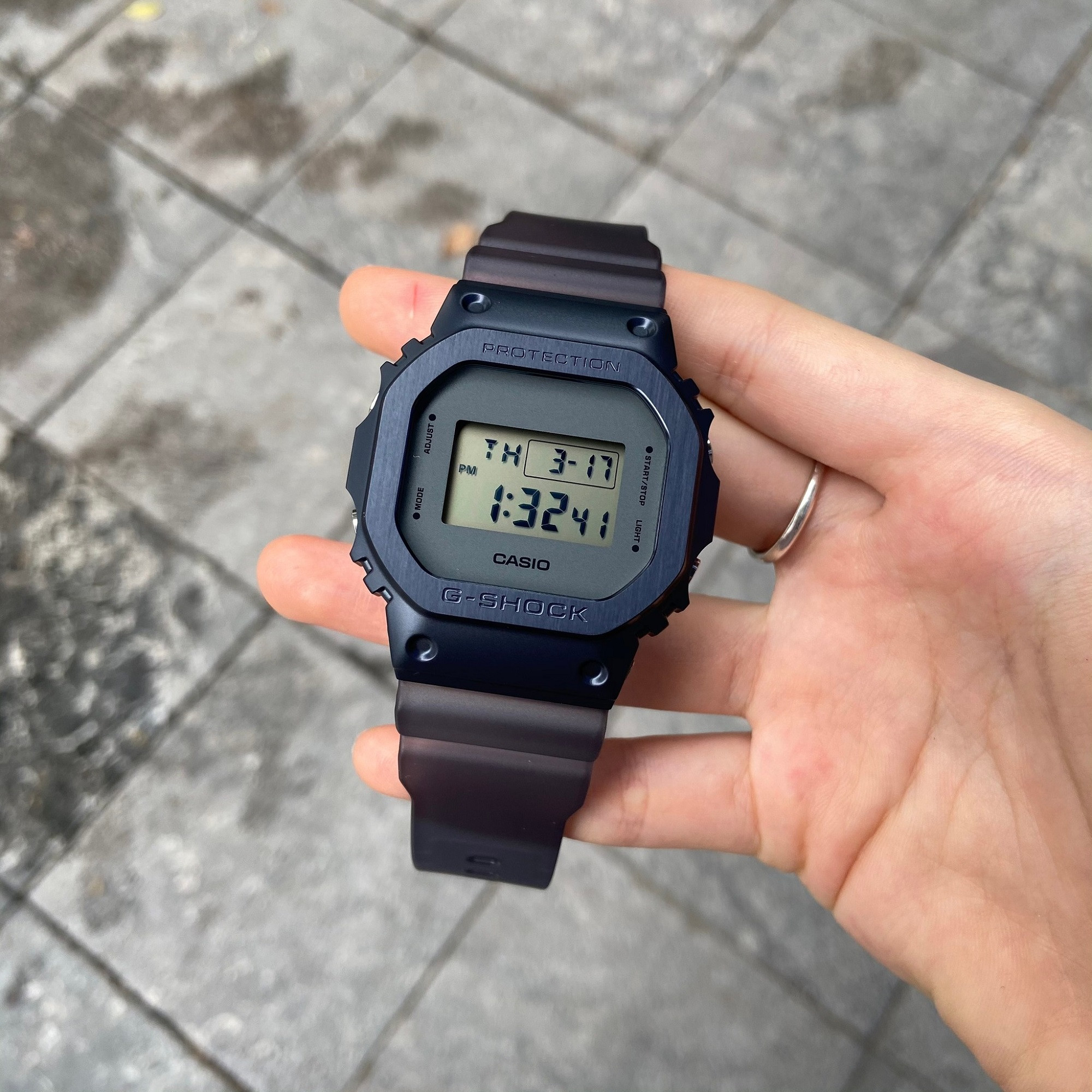 Montre Homme Casio G-Shock - GM-5600MF-2DR - Bracelet en résine noir - Affichage Numérique - Résistant à l'eau – Image 3