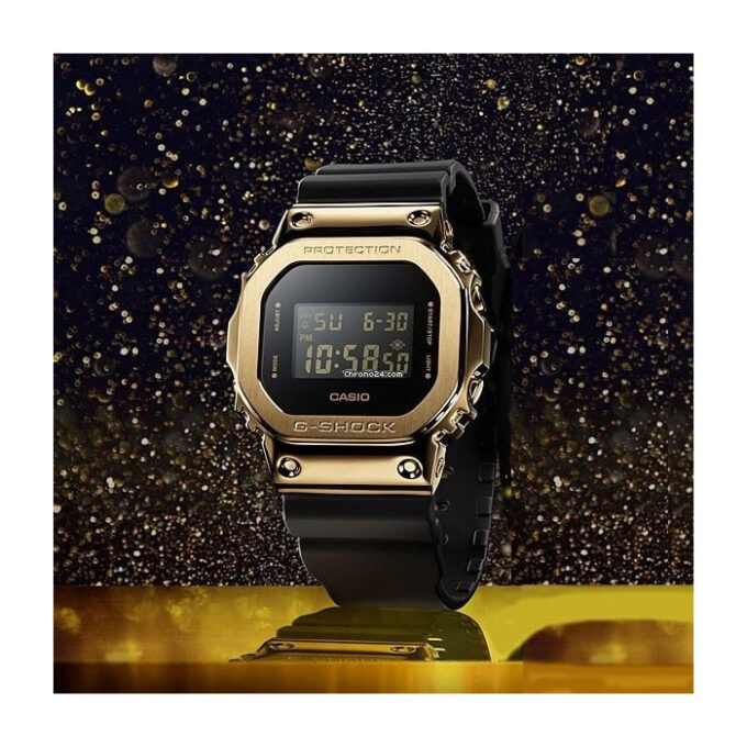 Montre Homme Casio G-shock - GM-5600G-9DR - Bracelet en résine noir - Cadran numérique doré - Affichage Numérique - Résistant à l'eau