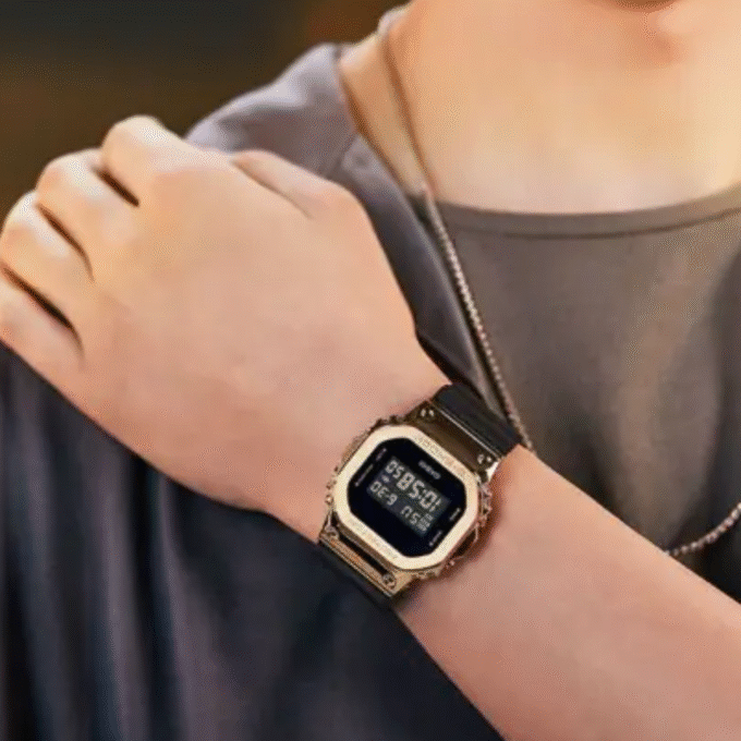 Montre Homme Casio G-shock - GM-5600G-9DR - Bracelet en résine noir - Cadran numérique doré - Affichage Numérique - Résistant à l'eau