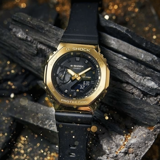 Montre Homme Casio G-Shock - GM-2100G-1A9DR - Bracelet en résine noir - Cadran Analogique - Numérique Doré - Résistant à l'eau