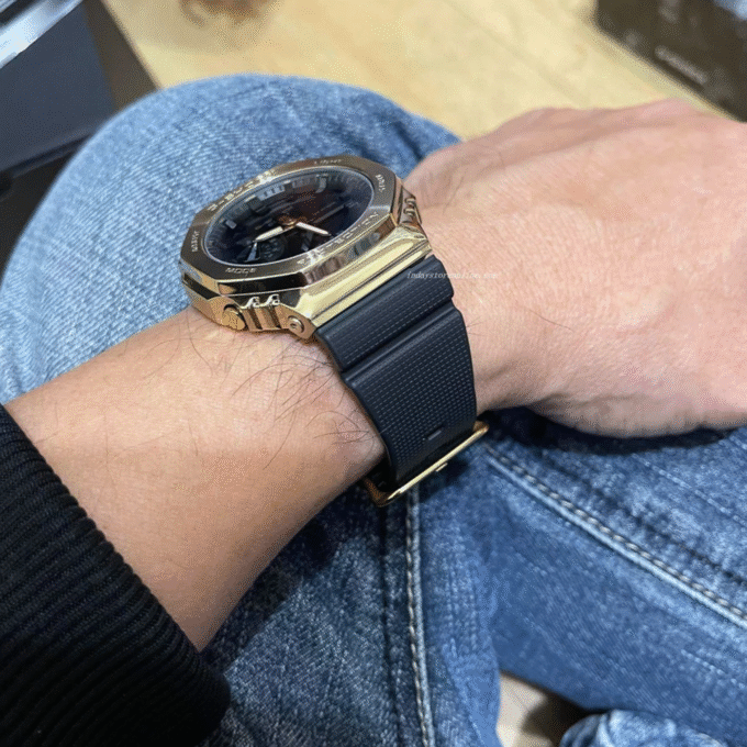 Montre Homme Casio G-Shock - GM-2100G-1A9DR - Bracelet en résine noir - Cadran Analogique - Numérique Doré - Résistant à l'eau