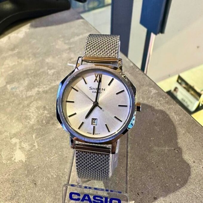 Montre Femme Casio SHEEN - SHE-4554M-7AUDF - Verre en Sapphire - Bracelet en acier inoxydable - Affichage analogique - Résistant à l'eau - Verre Saphir