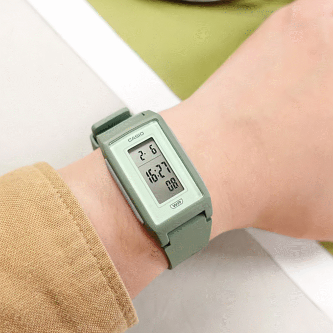 Montre Casio numérique à cadran noir unisexe-LF-10WH-3DF - Bracelet en Résine vert - Affichage Numérique - Résistant à l'eau