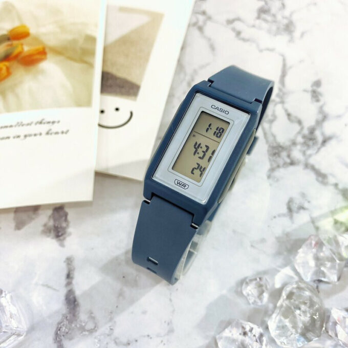 Montre Casio numérique à cadran noir unisexe-LF-10WH-2DF - Bracelet en Résine - Affichage Numérique - Résistant à l'eau