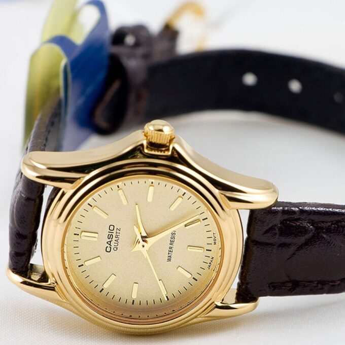 montre femme casio ltp 1094q 9ardf bracelet en cuir marron affichage analogique résistant à l'eau