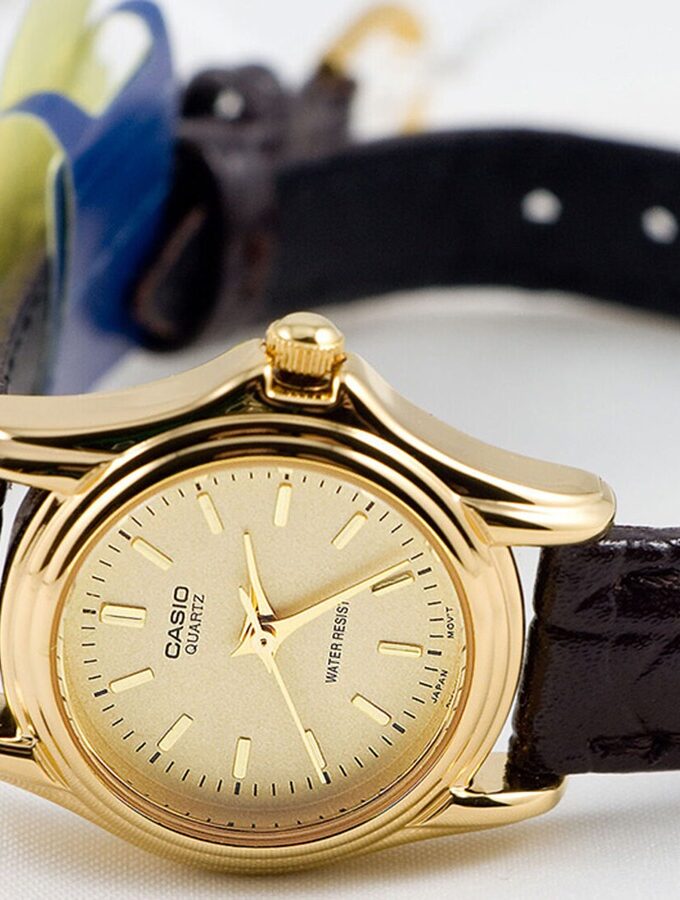 montre femme casio ltp 1094q 9ardf bracelet en cuir marron affichage analogique résistant à l'eau