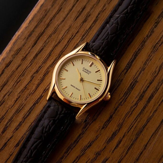 Montre Femme Casio - LTP-1094Q-9ARDF - Bracelet en Cuir Marron - Affichage analogique - Résistant à l'eau