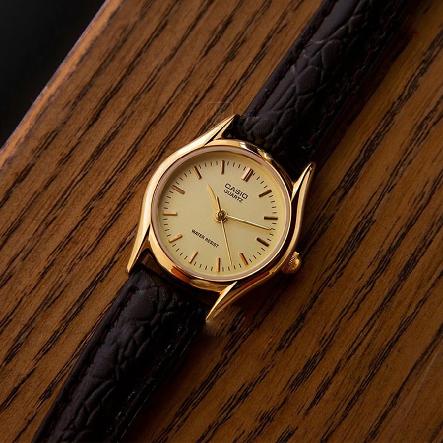 montre femme casio ltp 1094q 9ardf bracelet en cuir marron affichage analogique résistant à l'eau