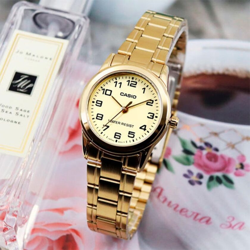 montre femme casio ltp v001g 9budf bracelet en acier inoxydable or affichage analogique résistant à l'eau