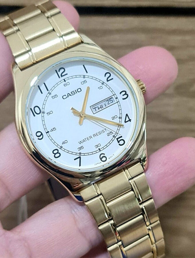 montre homme casio mtp v006g 7budf bracelet en acier inoxydable or cadran blanc affichage analogique résistant à l'eau