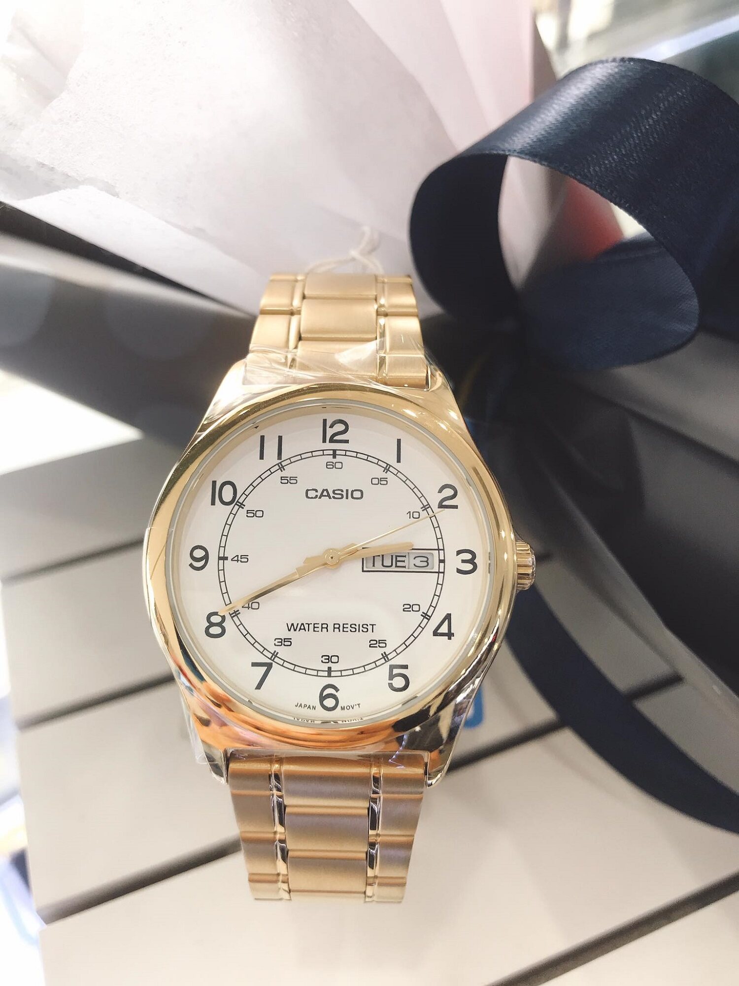 montre homme casio mtp v006g 7budf bracelet en acier inoxydable or cadran blanc affichage analogique résistant à l'eau