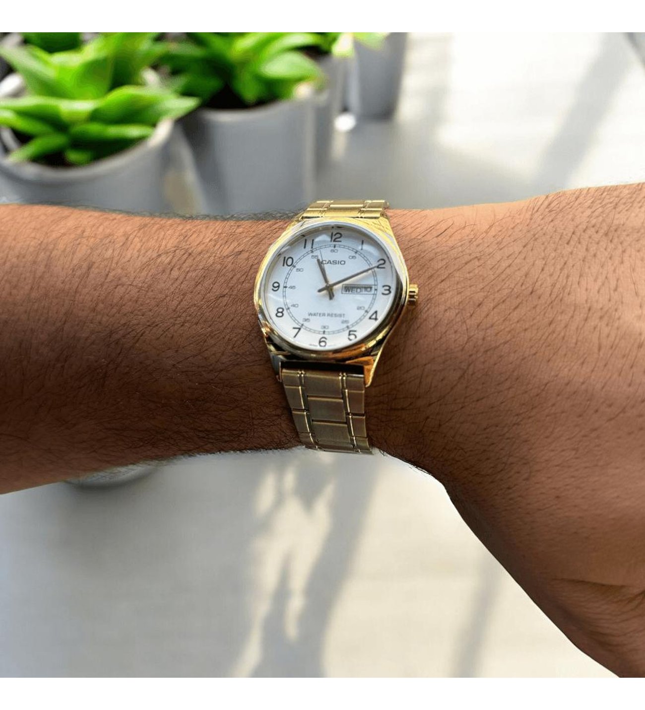 montre homme casio mtp v006g 7budf bracelet en acier inoxydable or cadran blanc affichage analogique résistant à l'eau