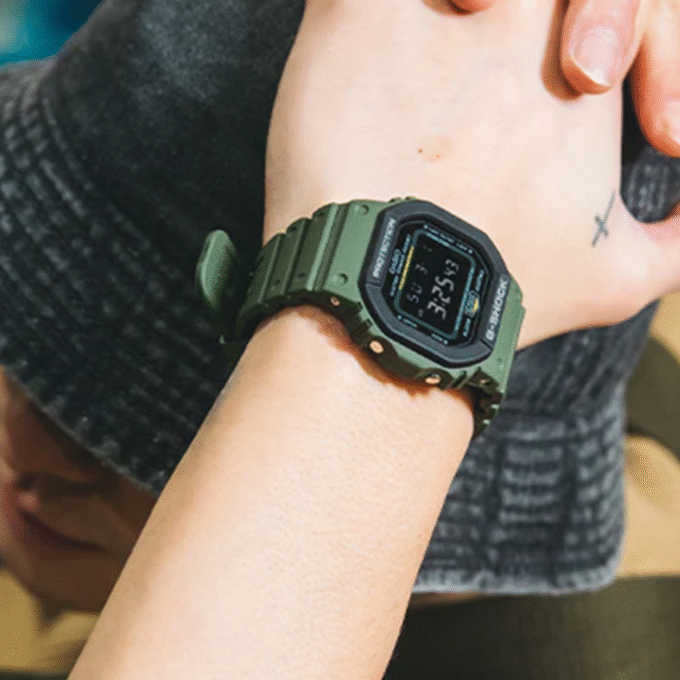 Montre Homme Casio G-SHOCK - DW-5610SU-3DR - Affichage Numérique - Bracelet en Résine - Résistant à l'eau