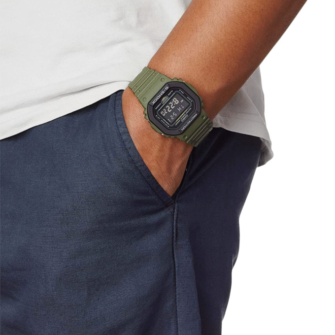 Montre Homme Casio G-SHOCK - DW-5610SU-3DR - Affichage Numérique - Bracelet en Résine - Résistant à l'eau