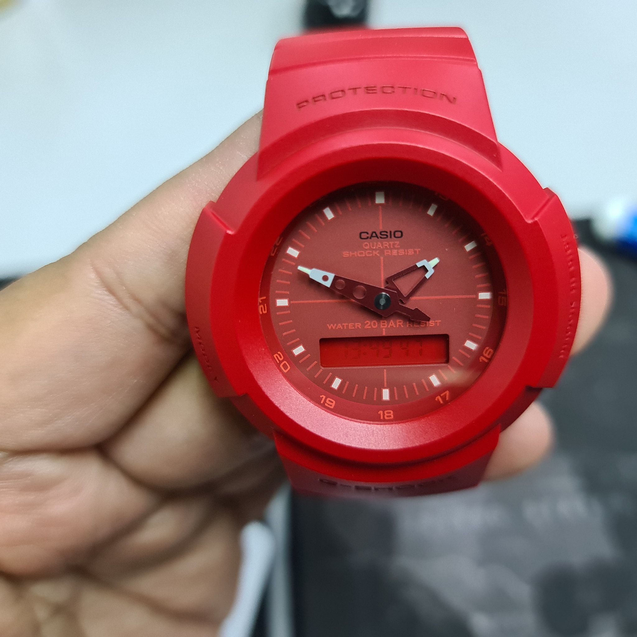 montre homme casio g shock analogique & numérique, chronomètre, alarme, résistant aux chocs et à l’eau 200m bracelet résine rouge verre minéral aw 500bb 4edr