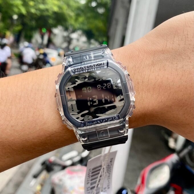 Montre Homme Casio G-Shock - DW-5600SKC-1DR - Bracelet en Résine Noir - Affichage Numérique - Résistant à l'eau