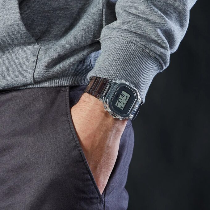 Montre Homme Casio G-Shock - DW-5600SKC-1DR - Bracelet en Résine Noir - Affichage Numérique - Résistant à l'eau