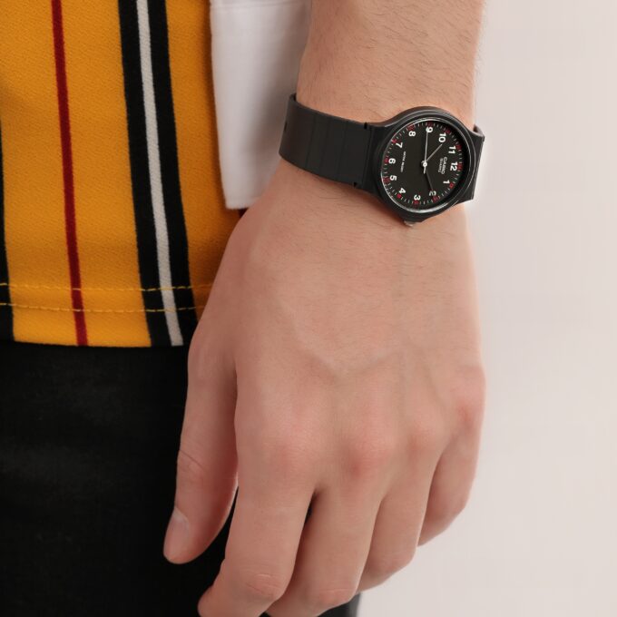 Montre Jeunesse Casio - MQ-24-1BLDF - Bracelet en Résine Noir - Affichage analogique - Résistant à l'eau