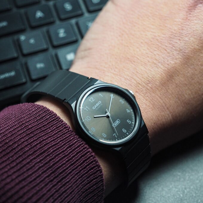 Montre Jeunesse Casio - MQ-24-1BLDF - Bracelet en Résine Noir - Affichage analogique - Résistant à l'eau