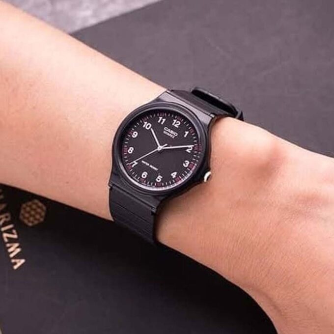 Montre Jeunesse Casio - MQ-24-1BLDF - Bracelet en Résine Noir - Affichage analogique - Résistant à l'eau