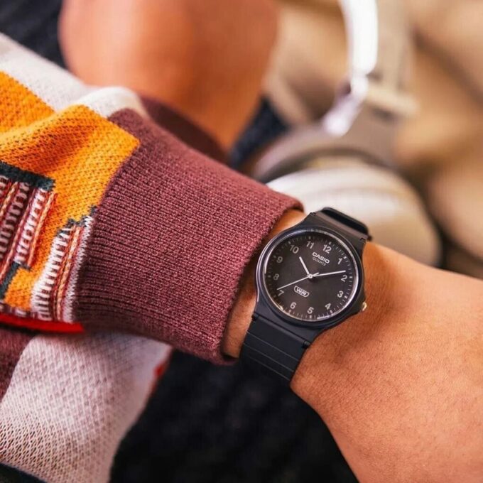 Montre Jeunesse Casio - MQ-24-1BLDF - Bracelet en Résine Noir - Affichage analogique - Résistant à l'eau