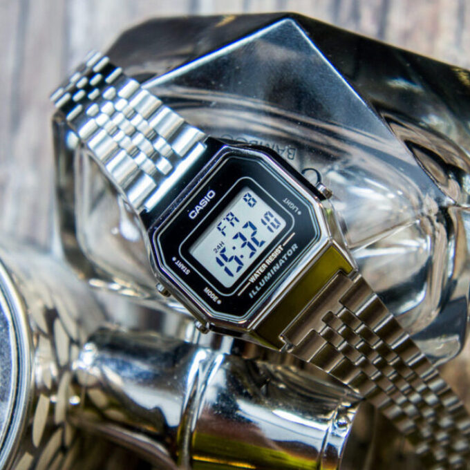 Montre Casio Vintage - LA680WA-1DF - Bracelet en Acier Inoxydable - Affichage Numérique - Résistant à l'eau