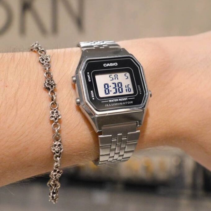 Montre Casio Vintage - LA680WA-1DF - Bracelet en Acier Inoxydable - Affichage Numérique - Résistant à l'eau