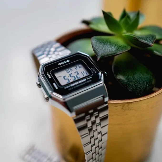 Montre Casio Vintage - LA680WA-1DF - Bracelet en Acier Inoxydable - Affichage Numérique - Résistant à l'eau