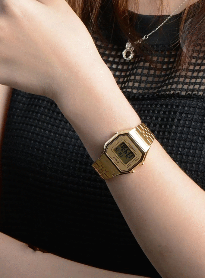 Montre Casio Vintage - LA680WGA-9DF - Bracelet en Acier Inoxydable Doré - Affichage Numérique - Résistant à l'eau