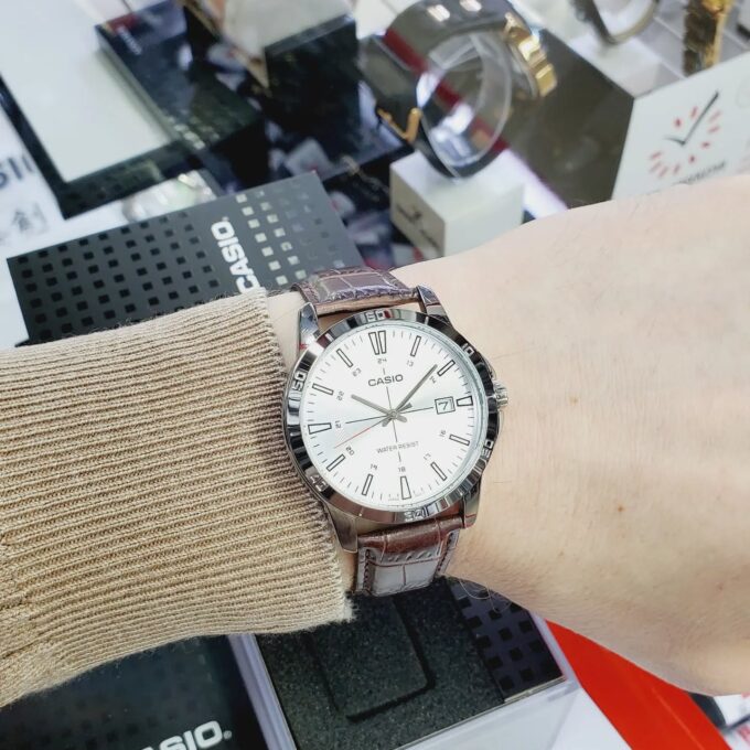 Montre Homme Casio - MTP-V004L-7CUDF - Bracelet en Cuir Marron - Affichage analogique - Résistant à l'eau