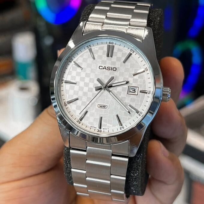 montre homme casio mtp vd03d 7audf bracelet en acier inoxydable cadran damier affichage analogique résistant à l'eau