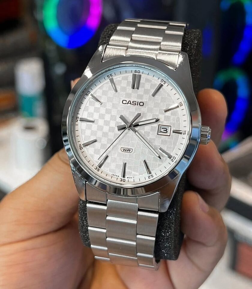 montre homme casio mtp vd03d 7audf bracelet en acier inoxydable cadran damier affichage analogique résistant à l'eau