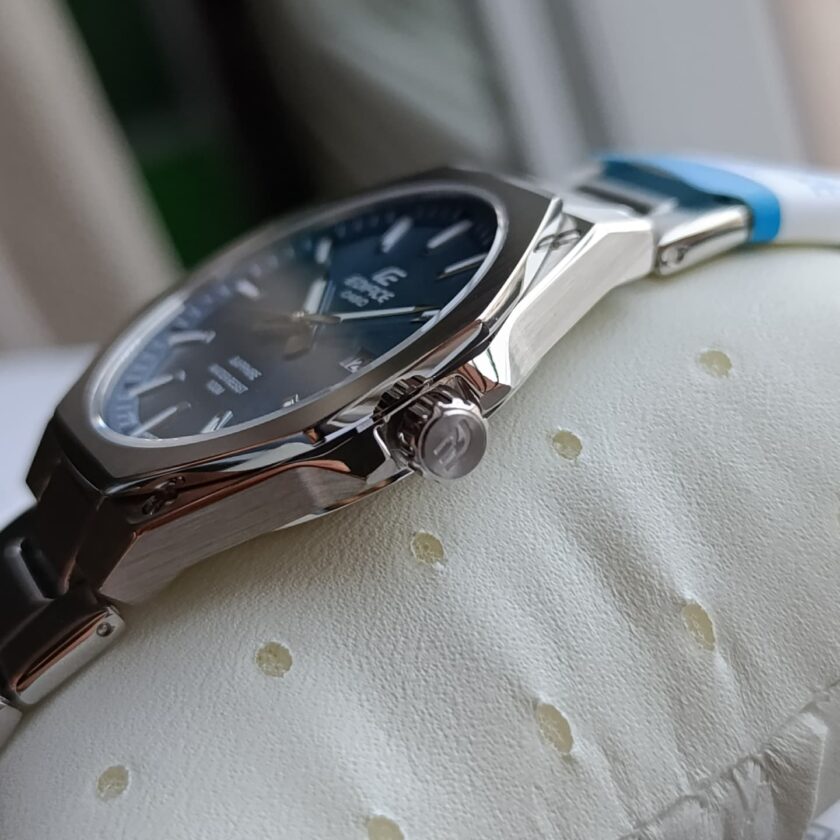 montre homme casio edifice efr s108d 2avudf bracelet en acier inoxydable cadran sapphire affichage analogique résistant à l'eau verre saphir