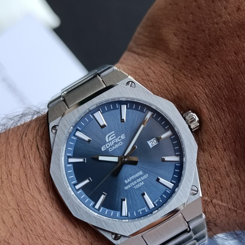 montre homme casio edifice efr s108d 2avudf bracelet en acier inoxydable cadran sapphire affichage analogique résistant à l'eau verre saphir