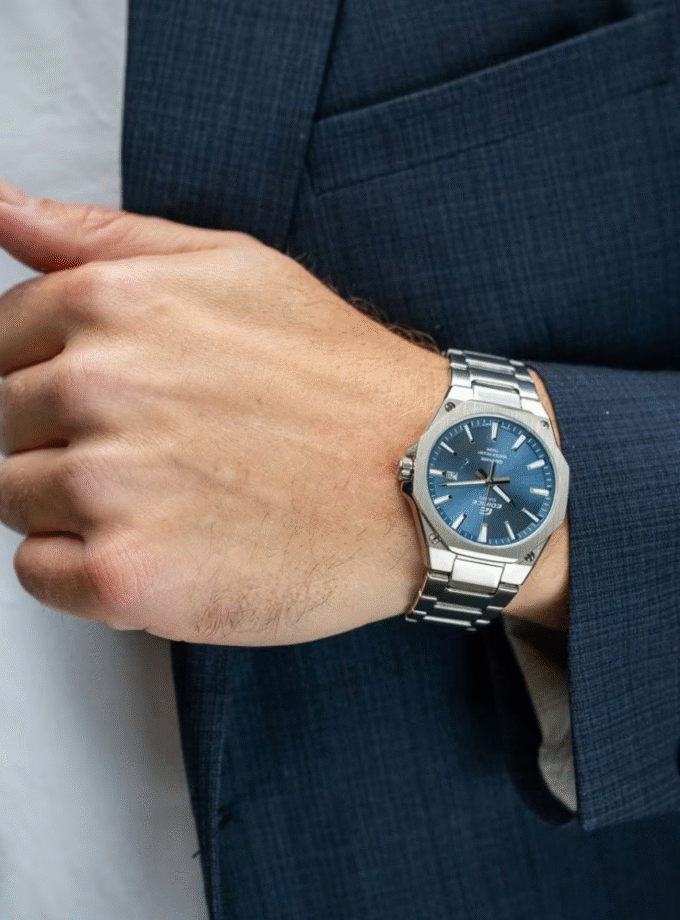 Montre Homme Casio Edifice - EFR-S108D-2AVUDF - Bracelet en Acier Inoxydable - Cadran Sapphire - Affichage analogique - Résistant à l'eau - Verre Saphir