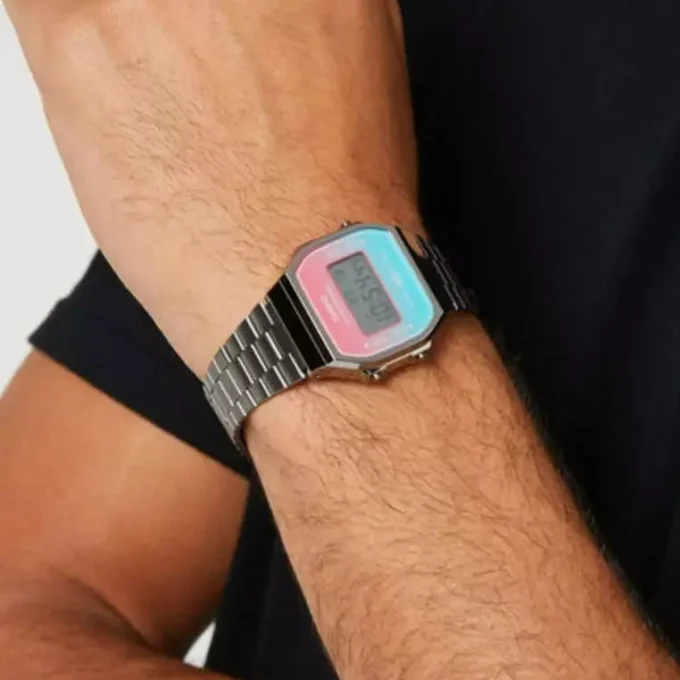 Montre Casio Vintage - A168WERB-2ADF - Bracelet en Acier Inoxydable - Affichage numérique - Résistant à l'eau