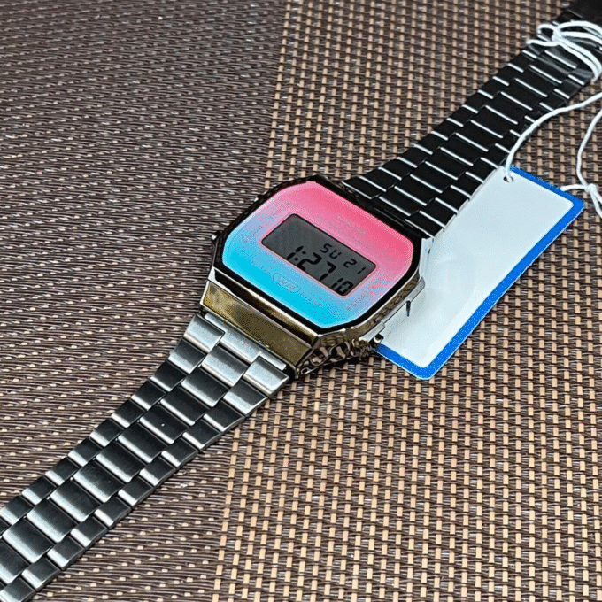 Montre Casio Vintage - A168WERB-2ADF - Bracelet en Acier Inoxydable - Affichage numérique - Résistant à l'eau