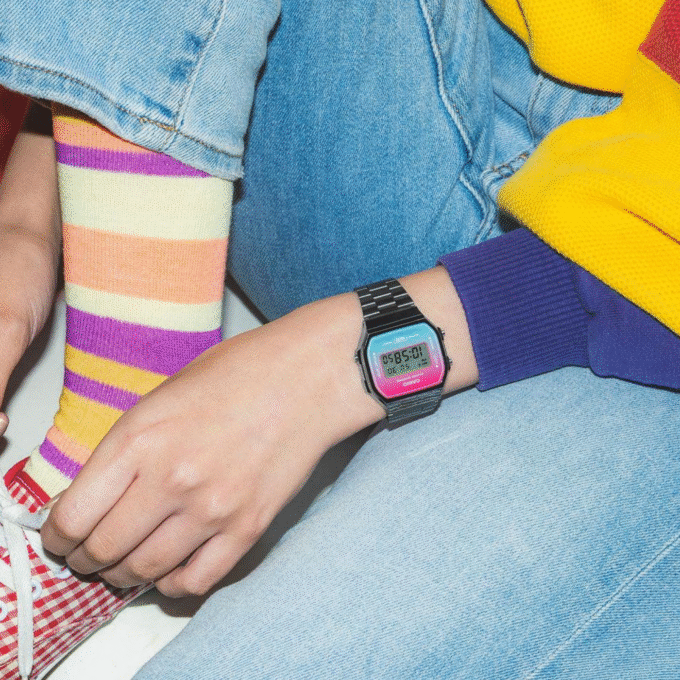 Montre Casio Vintage - A168WERB-2ADF - Bracelet en Acier Inoxydable - Affichage numérique - Résistant à l'eau