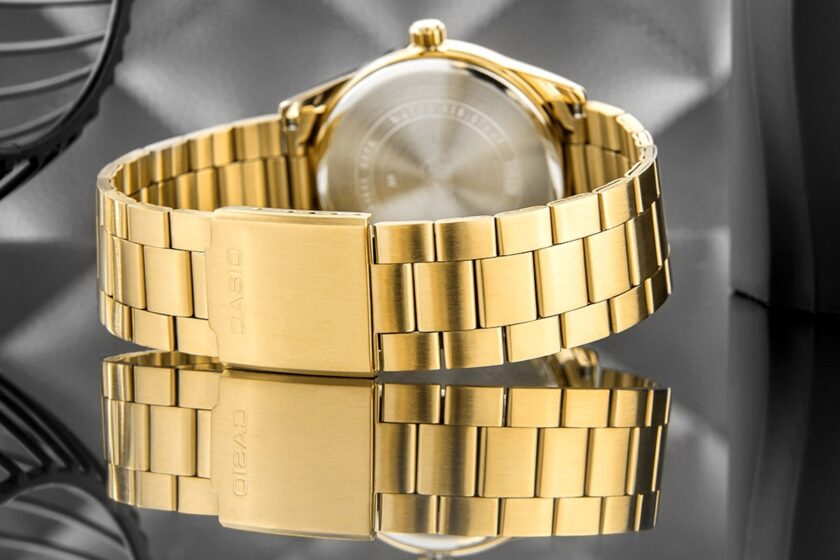 montre homme casio classique résistante à leau, affichage analogique, bracelet acier inoxydable doré, cadran bleu mtp vd03g 2audf