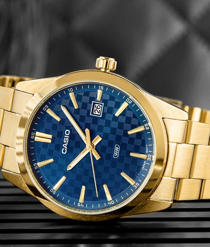 montre homme casio classique résistante à leau, affichage analogique, bracelet acier inoxydable doré, cadran bleu mtp vd03g 2audf