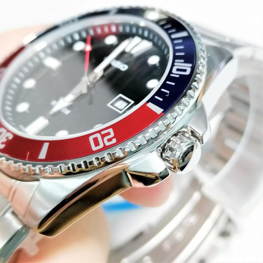 montre homme casio collection pepsi mdv 107d 1a3vdf résistante à l’eau 200m, lunette tournante, date, couronne à vis acier inoxydable argent