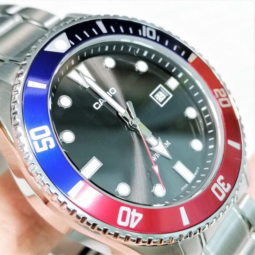montre homme casio collection pepsi mdv 107d 1a3vdf résistante à l’eau 200m, lunette tournante, date, couronne à vis acier inoxydable argent