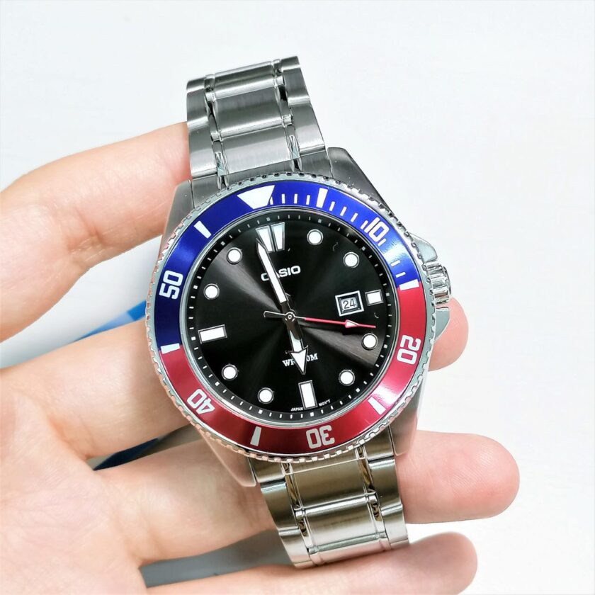 montre homme casio collection pepsi mdv 107d 1a3vdf résistante à l’eau 200m, lunette tournante, date, couronne à vis acier inoxydable argent