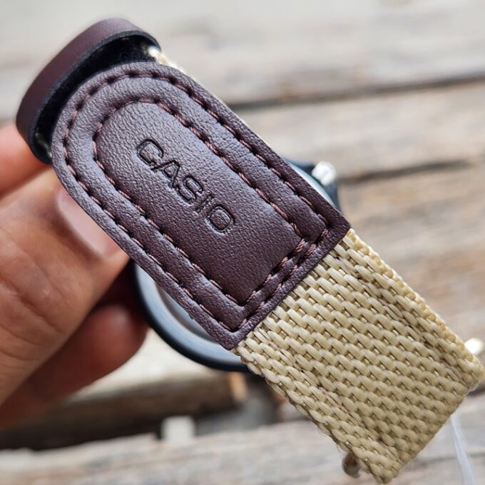 Montre Casio MW-240B-5BVDF - Style Outdoor avec Cadran Orange et Bracelet Bi-ton