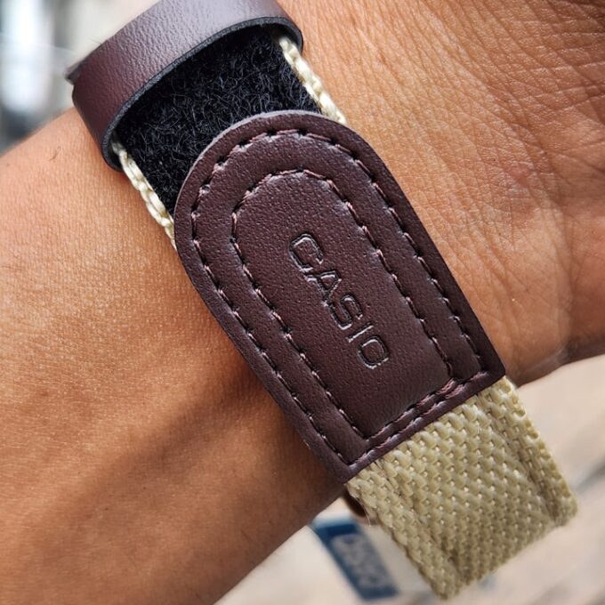 Montre Casio MW-240B-5BVDF - Style Outdoor avec Cadran Orange et Bracelet Bi-ton