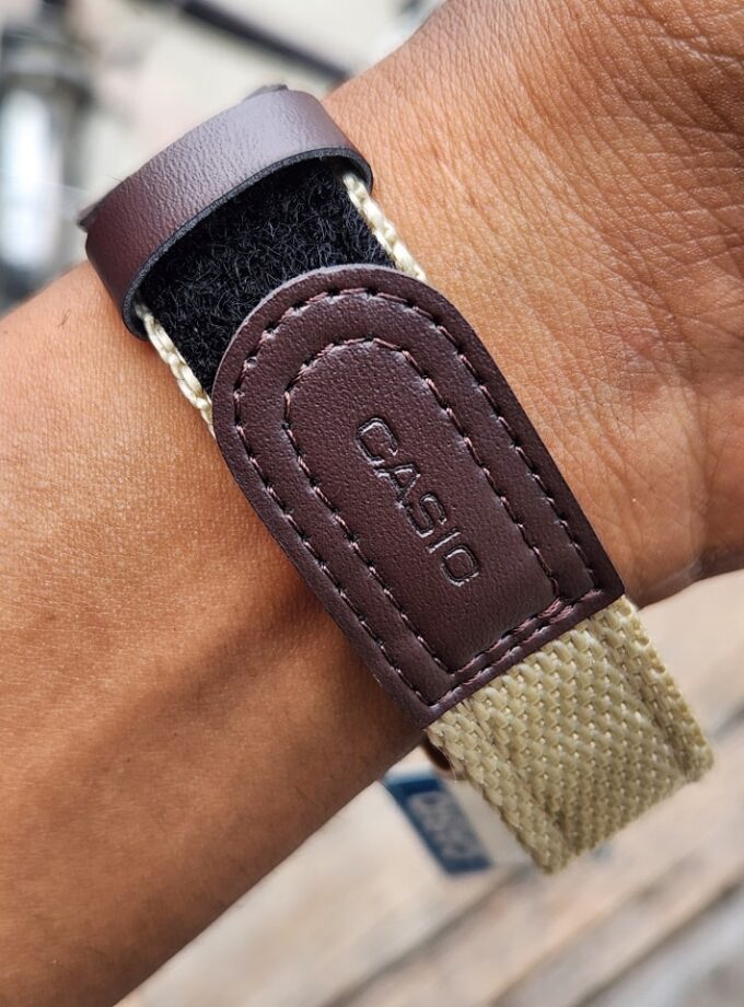 Montre Casio MW-240B-5BVDF - Style Outdoor avec Cadran Orange et Bracelet Bi-ton