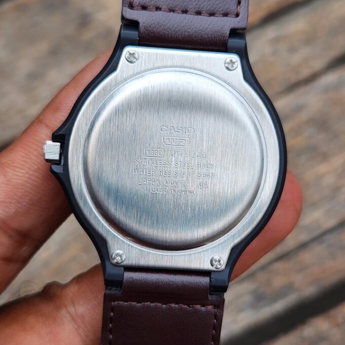 Montre Casio MW-240B-5BVDF - Style Outdoor avec Cadran Orange et Bracelet Bi-ton