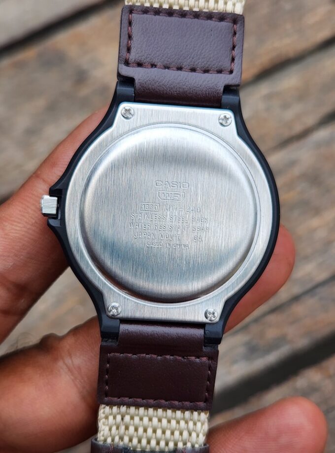 Montre Casio MW-240B-5BVDF - Style Outdoor avec Cadran Orange et Bracelet Bi-ton