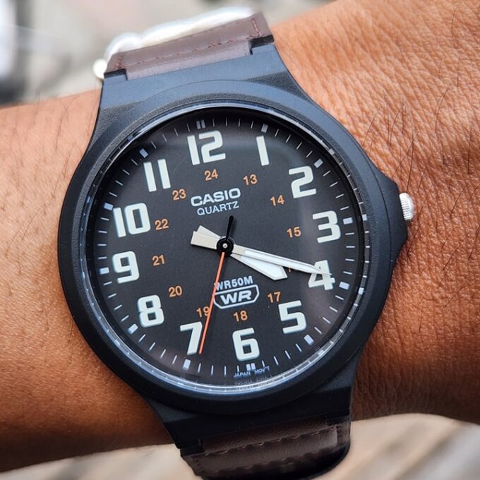 Montre Casio MW-240B-5BVDF - Style Outdoor avec Cadran Orange et Bracelet Bi-ton